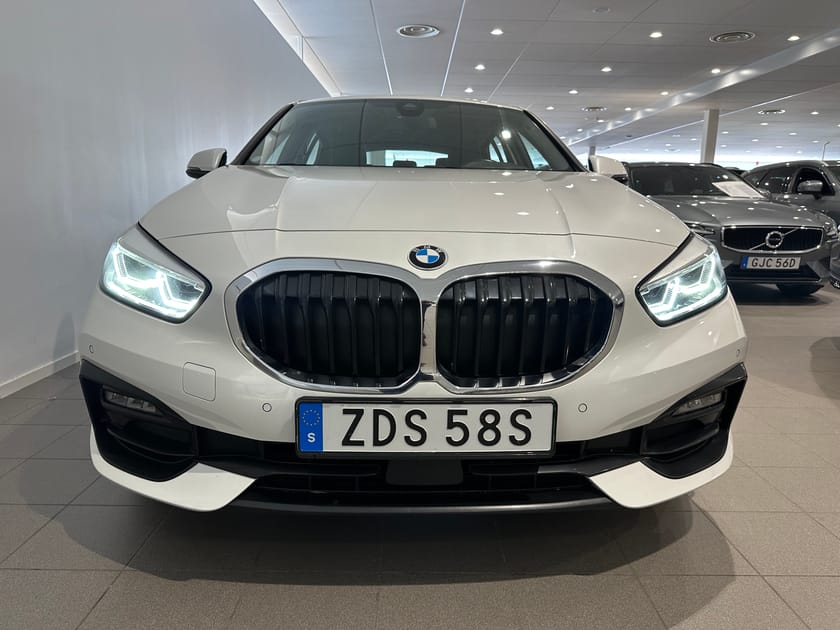 Bild 2 av BMW 118i 136HK Sport line / Parkeringssensor fram/bak / Navigation /