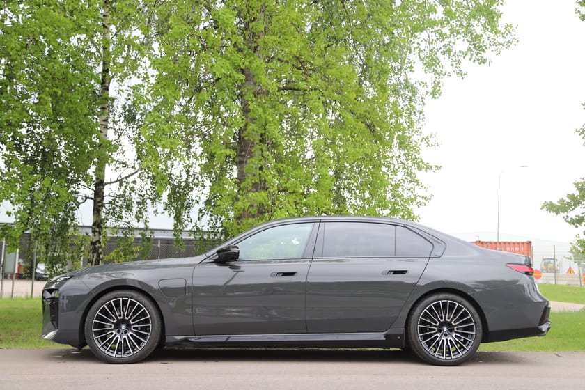 Bild 2 av BMW M760e xDrive M Sport / TV / Sky Lounge / Nypris 1750"