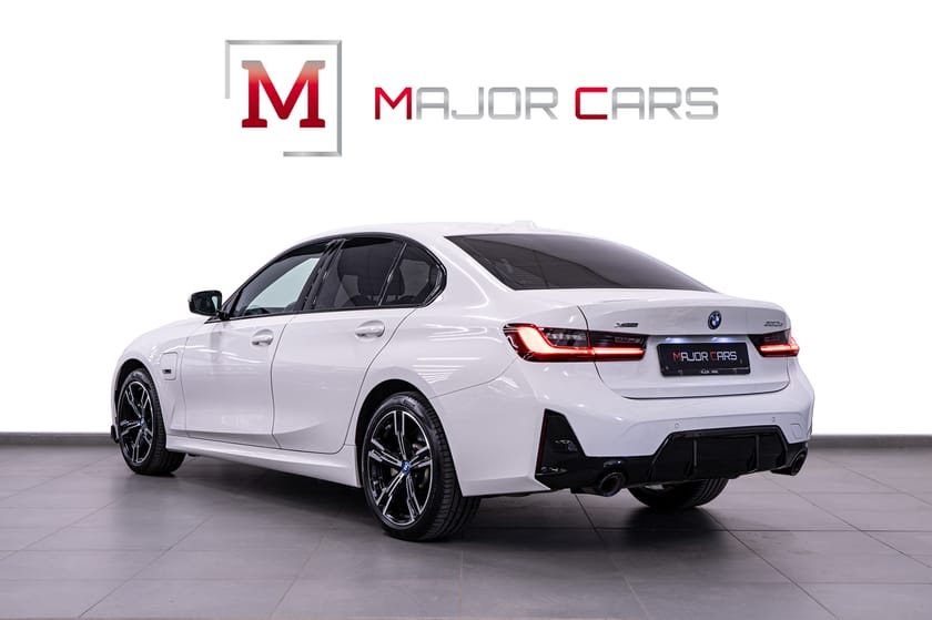 Bild 4 av BMW 330e xDrive Sedan M Sport Widescreen Shadowline Drag 292hk