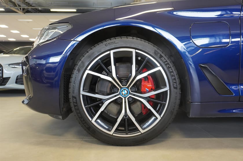 Bild 2 av BMW 530e xDrive Touring M Sport Pano H K HUD 360 Minne