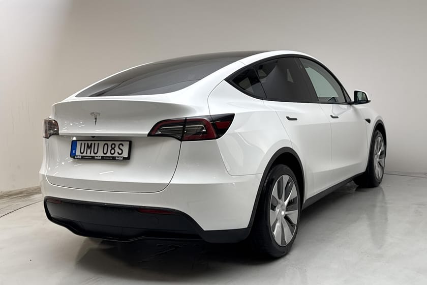 Bild 3 av Tesla Model Y Standard Range RWD Dragkrok Vinterhjul