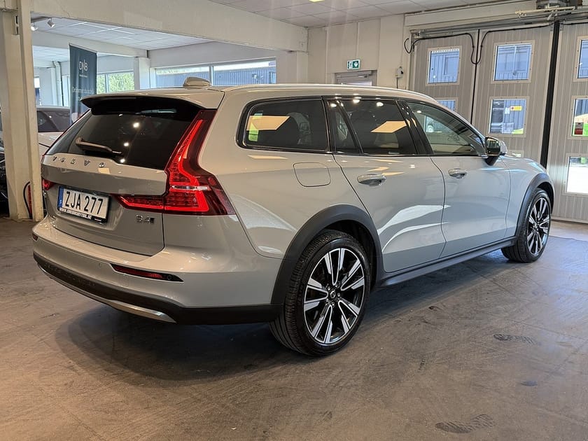 Bild 4 av Volvo V60 Cross Country B4 AWD Mildhybrid Drag Core MOMS