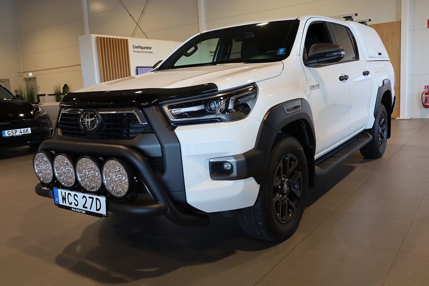 Bild 1 av Toyota Hilux Dubbelhytt 2,8 MHEV 204hk Invincible 4WD Flak/Kåpa Moms