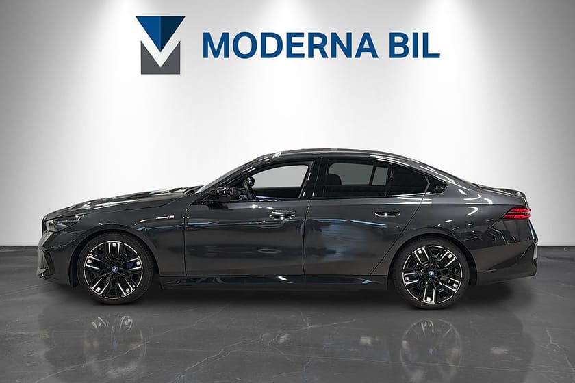 Bild 3 av BMW i5 M60 xDrive Sedan M-Sport Pro Moms B&W HuD Shadow Drag 601hk