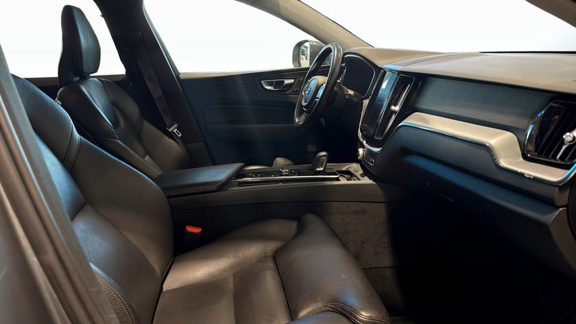 Bild 3 av Volvo XC60 B4 AWD Geartronic Momentum Advanced 197 hk | Dragkrok