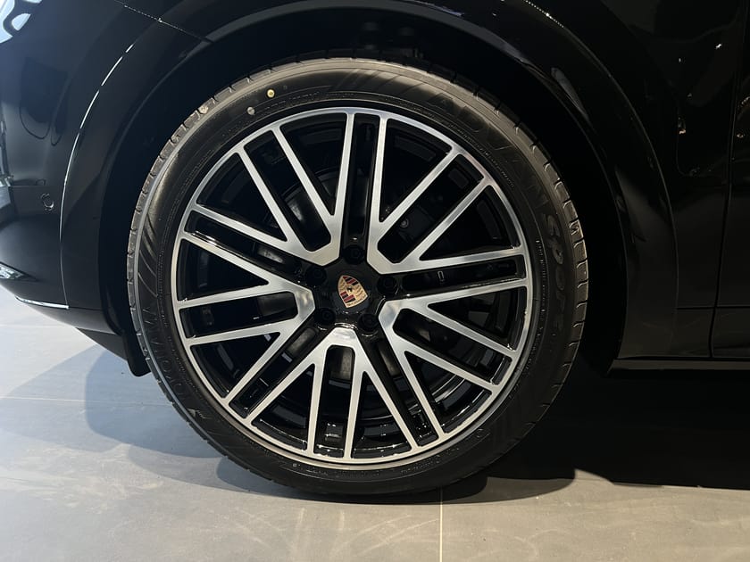 Bild 4 av Porsche Cayenne E-Hybrid Black Edition