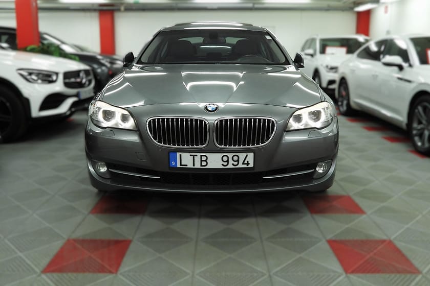 Bild 3 av BMW 530d xDrive Sedan Steptronic Taklucka SoV Hjul Värmare HiFi Skinn