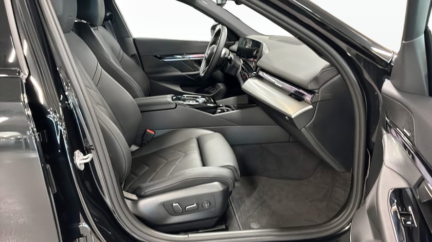 Bild 3 av BMW 550e xDrive Touring M-sport Pro Business Panorama Head-up Drag