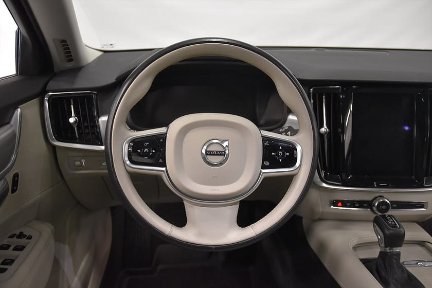 Bild 2 av Volvo V90 D4 Aut Momentum Pano Drag D-Värm VOC 190hk