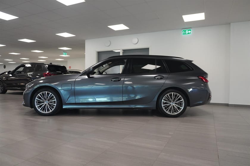 Bild 5 av BMW 330e Touring Sport HUD Elstolar hk Backkamera 18 Lm
