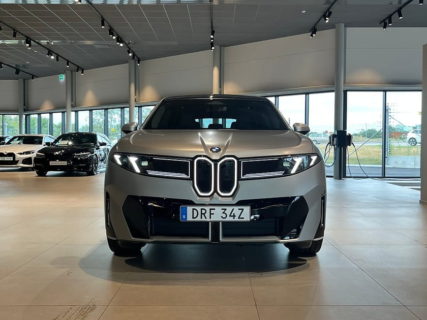 Bild 2 av BMW iX3 50 xDrive M Sport Supercharged Pano D/A Plus H/K Drag