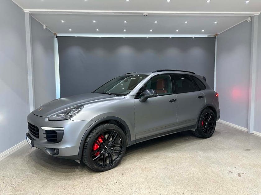 Bild 1 av Porsche Cayenne S Diesel – V8 | Mattgrå foliering | Sportavgassystem | Välutrustad