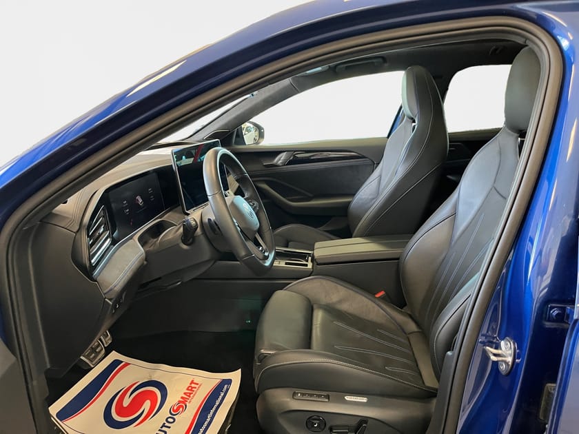 Bild 5 av Volkswagen Passat Variant eHybrid R-line 272hk *Läder/Drag/Keyless/Kamera*