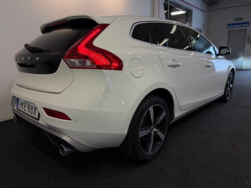 Bild 3 av Volvo V40 D3 Geartronic R-Design/ Keyless/ Drag/ Ny Kamrem/ Vhjul