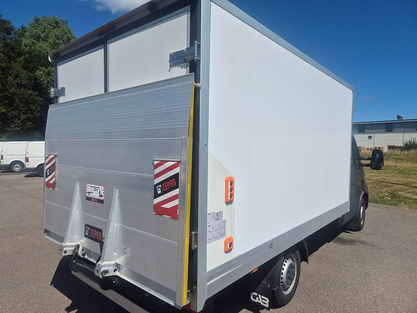 Bild 3 av Iveco Daily 35-140 Chassi Cab Kylbil med Påbyggt Skåp Dubbeldörrar och bakgavelhiss Nat