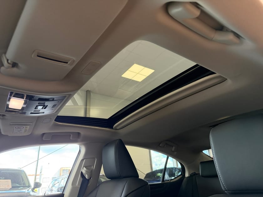 Bild 3 av Lexus ES 300h *Limited Edition* Soltak/Keyless/Läder/Backka