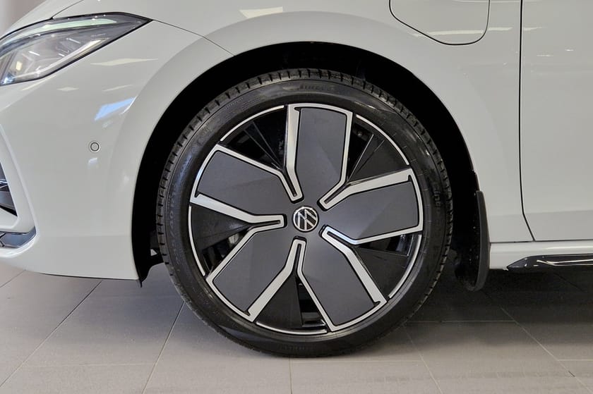 Bild 3 av Volkswagen Passat Variant eHybrid R-Line | Drag | Navi | P-klimat | Pano | Matrix