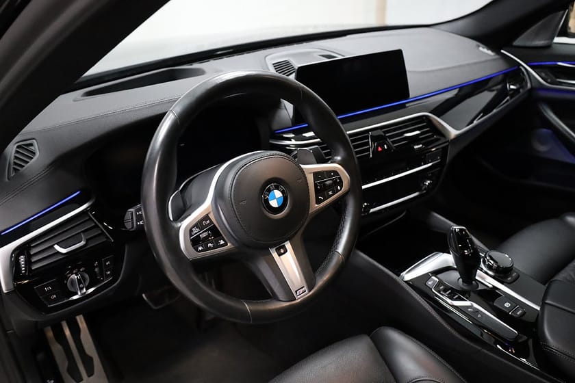 Bild 5 av BMW M550i xDrive Sedan M550 M-Sport | B&W | Massagestolar| Panorama