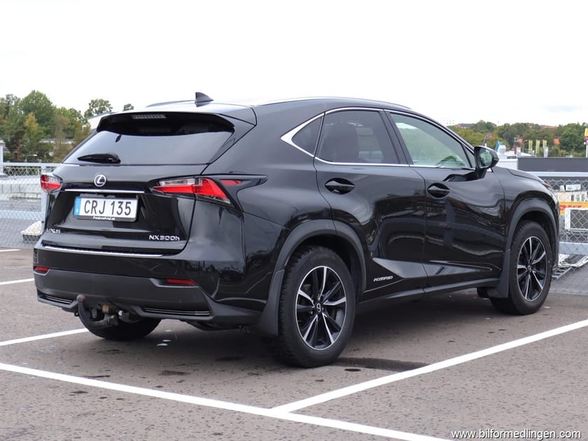 Bild 4 av Lexus NX 300h AWD 2.5 16V 197hk F sport Drag Kamera