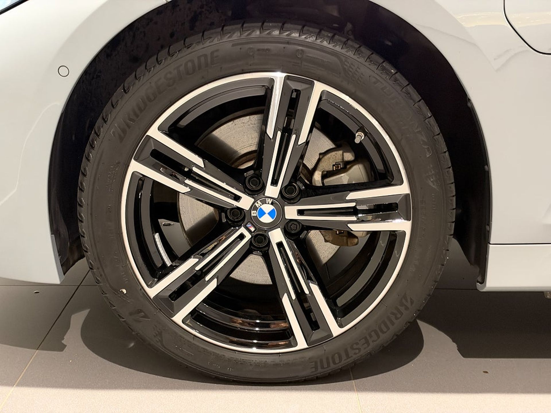 BMW 330 2025, bild 5/10