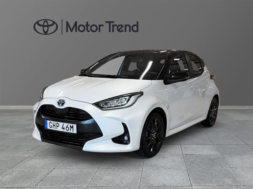 Bild 1 av Toyota Yaris Hybrid 1,5 5D STYLE BI-TONE VINTERHJUL
