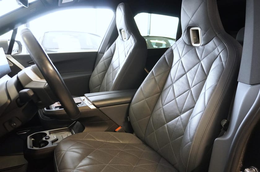 Bild 5 av BMW iX xDrive50 Sportpaket Exclusive Innovation Comfort Luftfjädring B W Soft Close Sätesventilation Drag