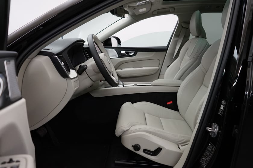 Bild 5 av Volvo XC60 T6 Plus Dark Nordic Edition, Navigation, Förarstol elmanövrerad, Taklucka