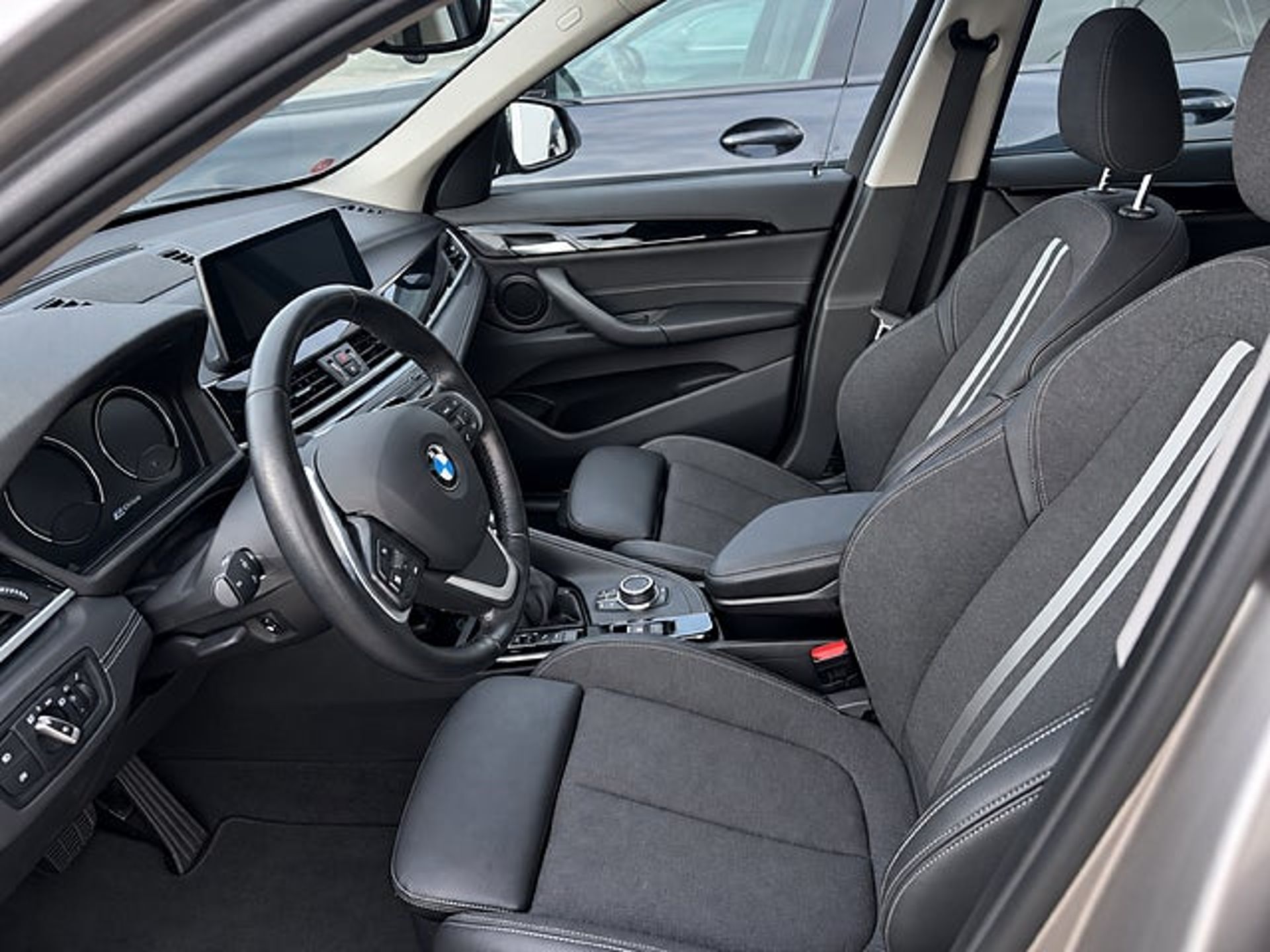 BMW X1 xDrive25e Sport Line 2022, bild 3/4