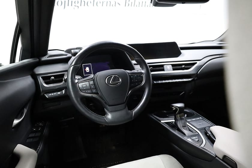 Bild 3 av Lexus UX 250h E-Four Comfort AWD Teknikpaket / Navi / Nyservad
