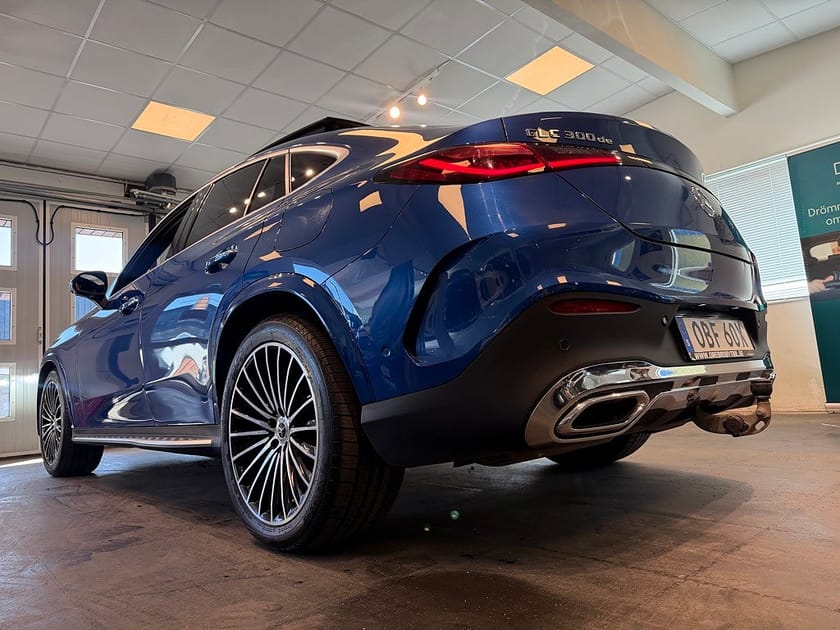 Bild 3 av Mercedes-Benz GLC 300 d e Coupé 4MATIC AMG PANO HUD Luft Burmester SE UTR