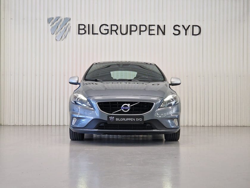 Bild 2 av Volvo V40 D4 R-Design|Panorama|Keyless|Dragkrok|Navi