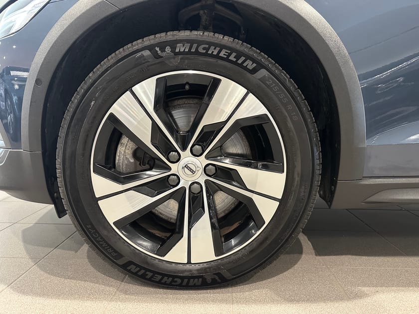 Bild 3 av Volvo V60 Cross Country B4 AWD Diesel Adv SE / Parkeringssensor fram/bak / Backkamera / HarmanKardon PremiumSound /