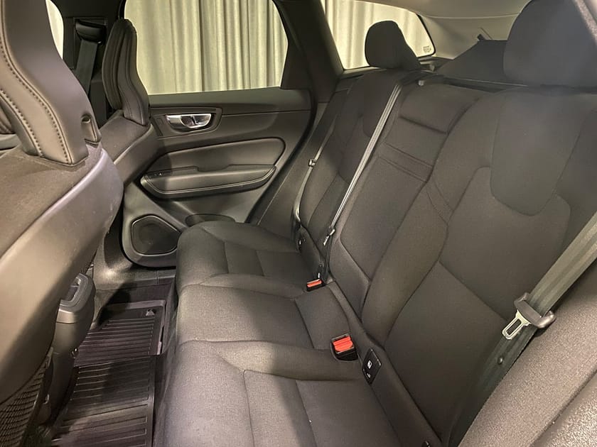 Bild 5 av Volvo XC60 B4 AWD Momentum Advanced Edition II Drag
