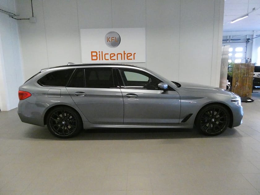 Bild 3 av BMW 530d xDrive Touring M Sport Värmare-Skinn-Drag-Pano-360°-H&K-HUD