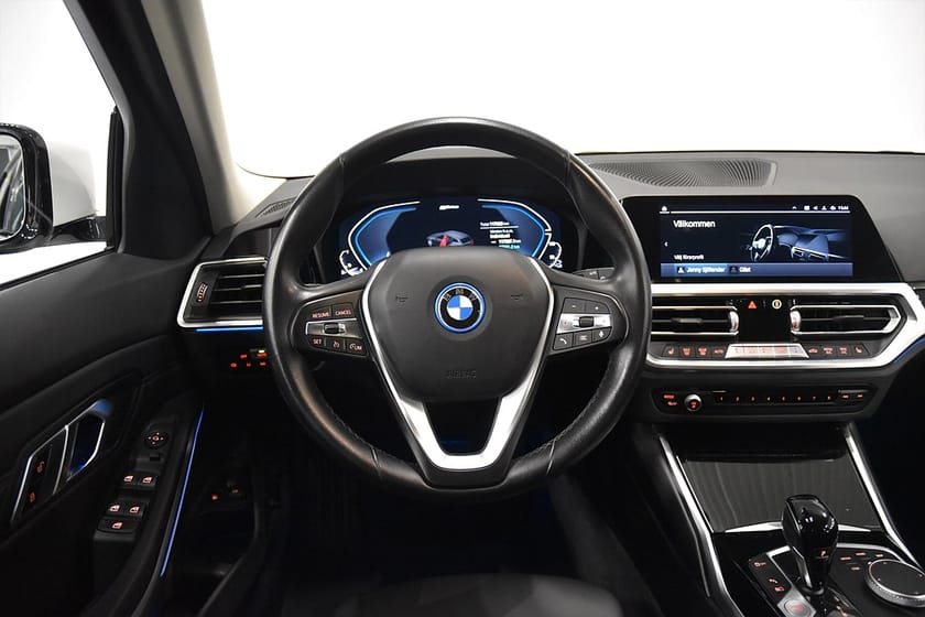 Bild 2 av BMW 330e xDrive Touring Aut Sport line Navi P-värm 292hk