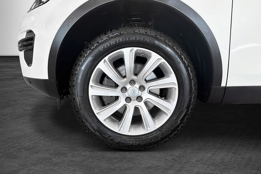 Bild 2 av Land Rover Discovery Sport 2.0 TD4 AWD Euro 6 (150hk) Panorama | Navi | Kamera