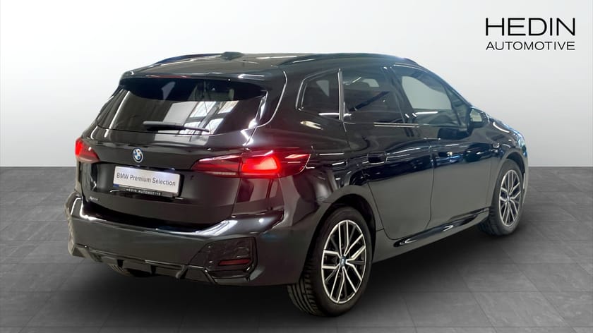 Bild 2 av BMW 225e xDrive Active Tourer M Sport Pano Drag Rattvärme