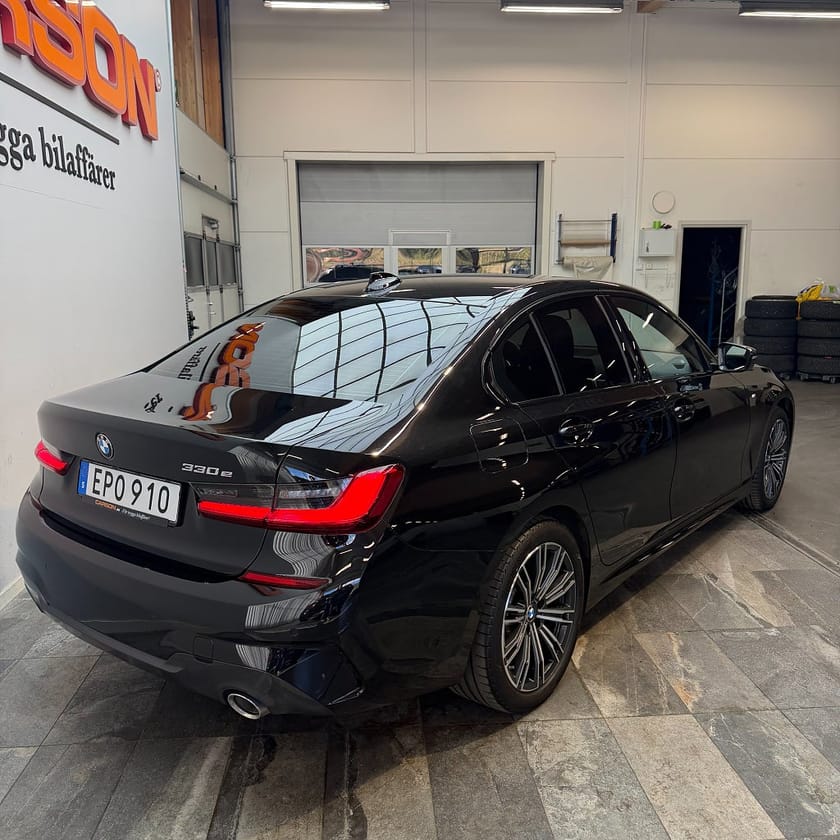 Bild 4 av BMW 330e Sedan Steptronic M Sport Cockpit Shadow Line