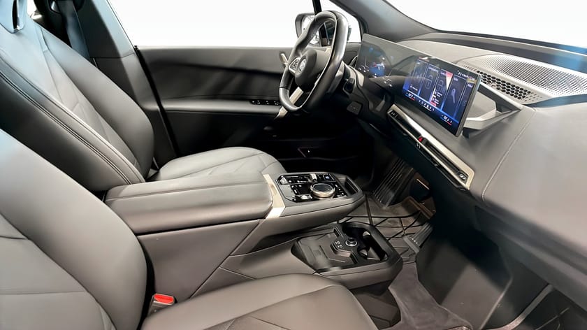 Bild 3 av BMW iX xDrive50 Panoramatak Sky Lounge H/K Drag Driv ass plus