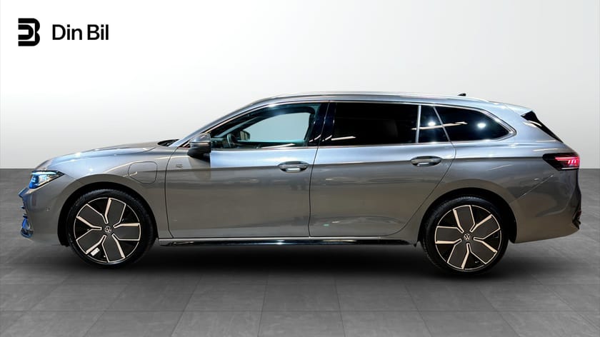 Bild 2 av Volkswagen Passat Variant eHybrid DSG SWE R-Line Panorama Drag Värmare