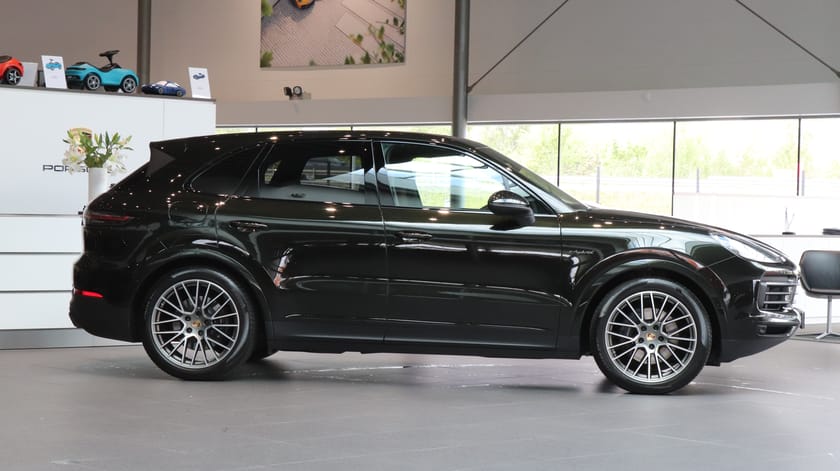 Bild 3 av Porsche Cayenne E-Hybrid PTS Dark Olive