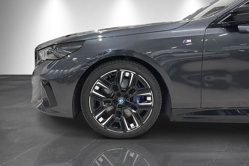 Bild 2 av BMW i5 M60 xDrive Sedan M-Sport Pro Moms B&W HuD Shadow Drag 601hk