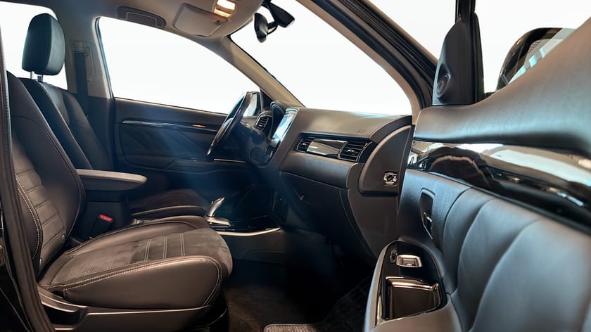 Bild 3 av Mitsubishi Outlander PHEV CVT, 203hk, 4 WD, 1 ÅRS GARANTI