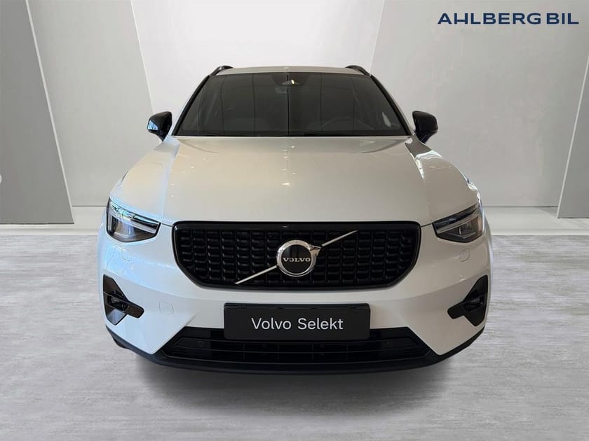 Bild 4 av Volvo XC40 B3 FWD Bensin Plus Dark, Klimatpaket, Förarstödpaket, Parkeringskamera Bak, Baklucka Elmanövrerad, Google Maps