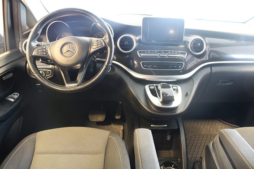 Bild 4 av Mercedes-Benz V 220d 4MATIC 3.1t Aut Plus 7-sits (163hk)