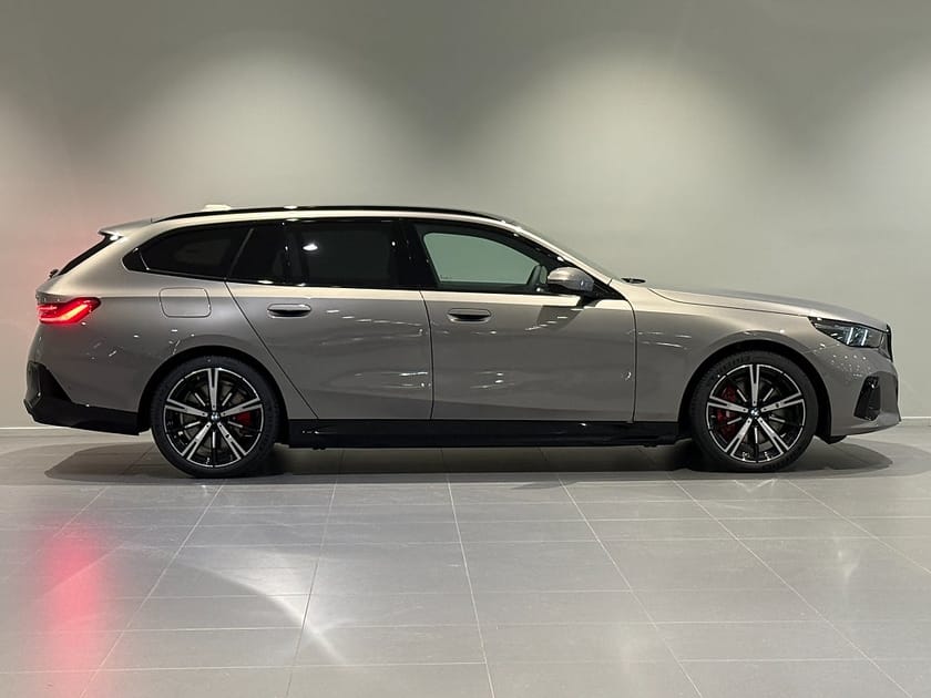 Bild 3 av BMW 550e xDrive Touring M Sport Pro Innovation Drag B&W 20"