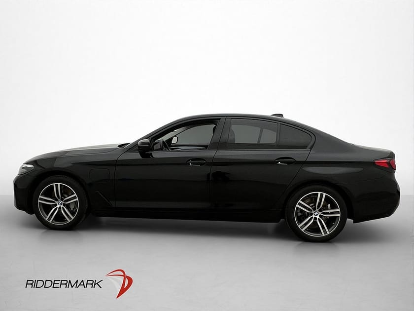 Bild 4 av BMW 530e xDrive Sedan 530 Cockpit B-Kamera Skinn Navi Carplay