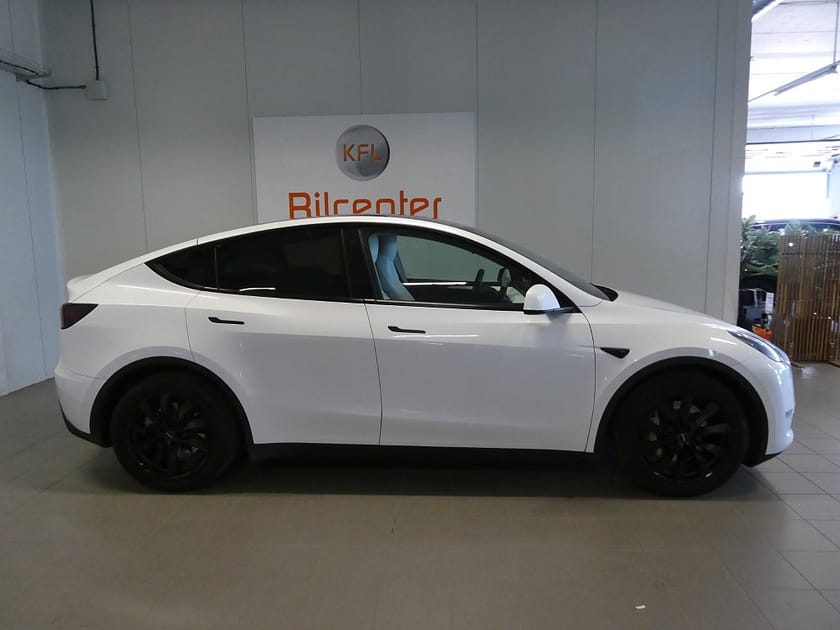 Bild 4 av Tesla Model Y Long Range AWD Värmare-Drag-Skinn-Panorama-Navi-360°