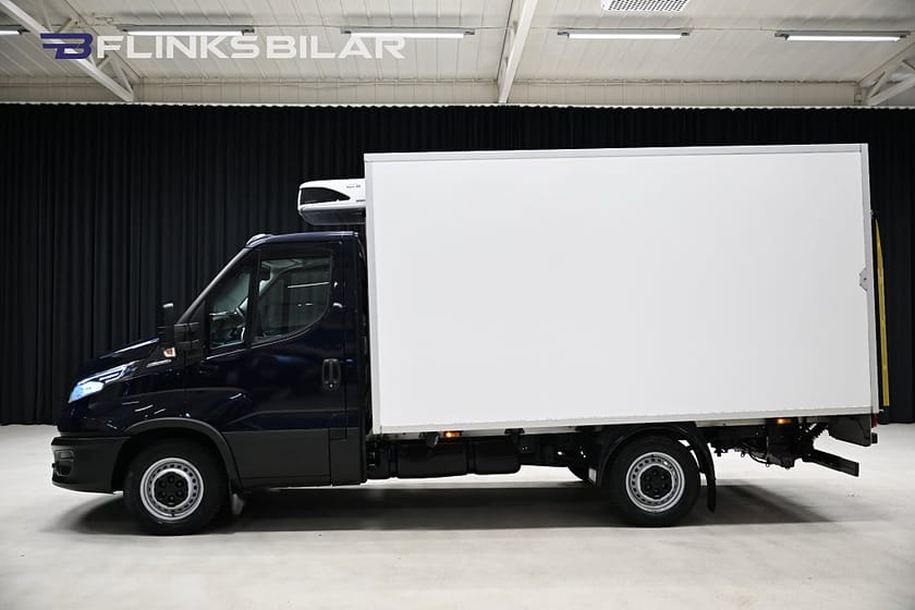 Bild 3 av Iveco Daily 35-140 Chassi Cab 136HK Automat|Volymskåp|Bakgavellyft|Kylbil|Moms|SeUtr!