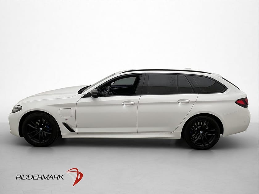 Bild 4 av BMW 530e xDrive Touring 292hk M Sport Kamera Ambient Cockpit Drag